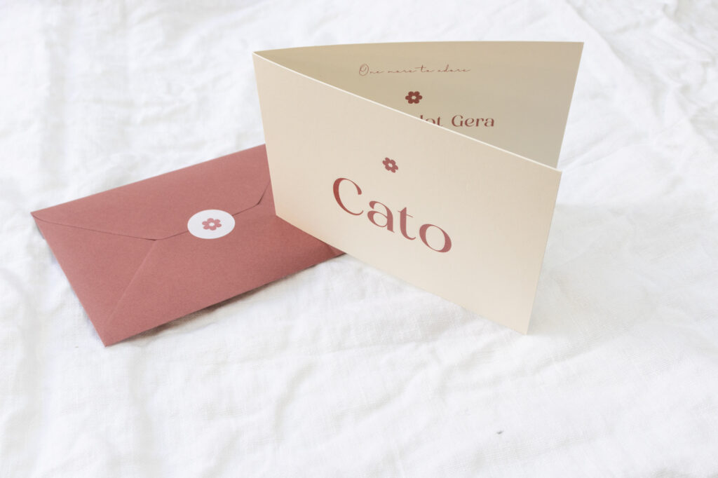 Letterpress geboortekaartje Cato in warmroze kleur en met een bloemetje
