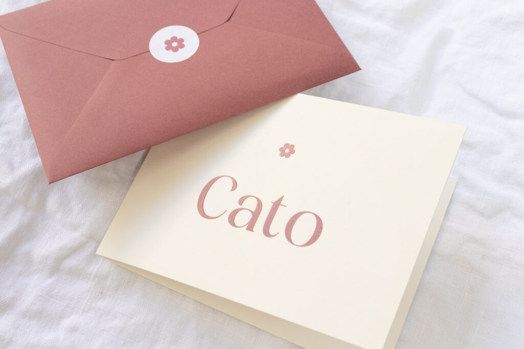 Letterpress geboortekaartje Cato in warmroze kleur
