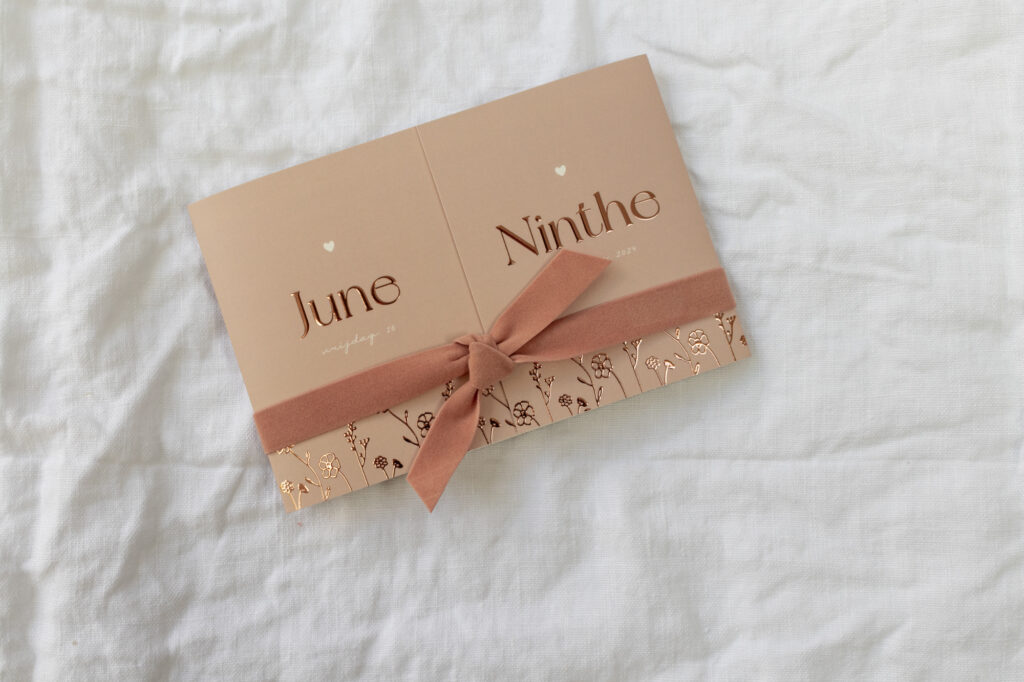 Een tweeluik voor tweelingmeisjes June en Ninthe. Met koperfolie voor hun namen en de bloemetjes