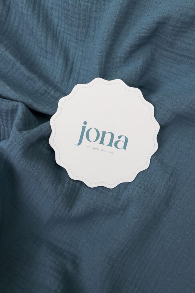 Luxe letterpress geboortekaartje met ronde vorm Jona