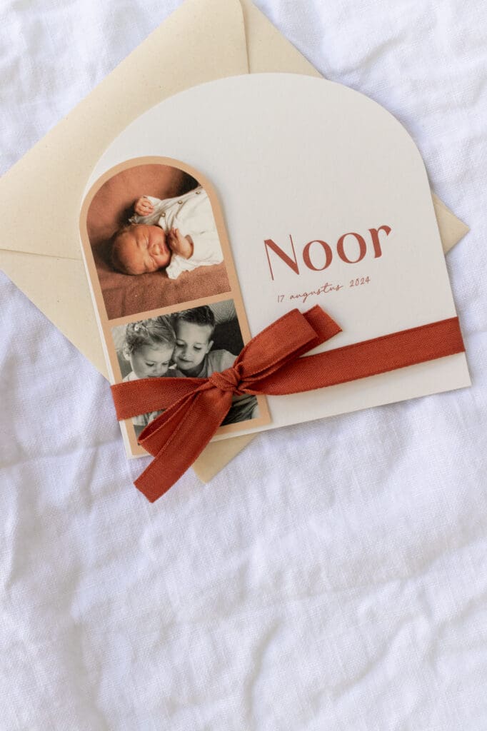 Halfrond geboortekaartje met letterpress, strik en fotostrip