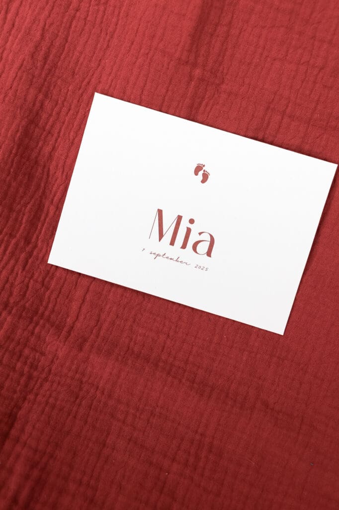 Geboortekaartje met letterpress in terrakleur en babyvoetjes