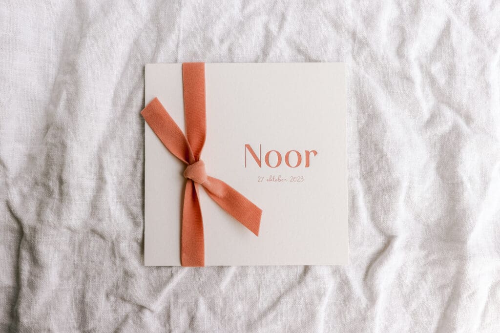 Letterpress geboortekaartje met velvet strik als detail