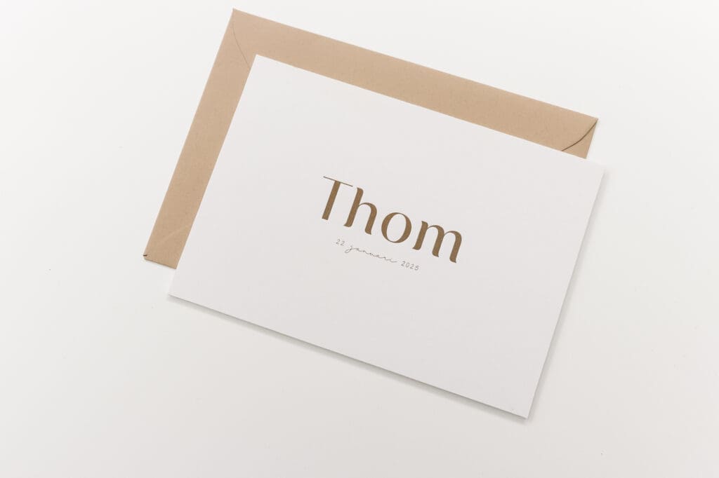 Eenvoudig geboortekaartje met reliëf  Thom