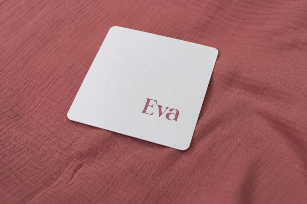 Luxe geboortekaartje Eva met bloemen in diepdruk