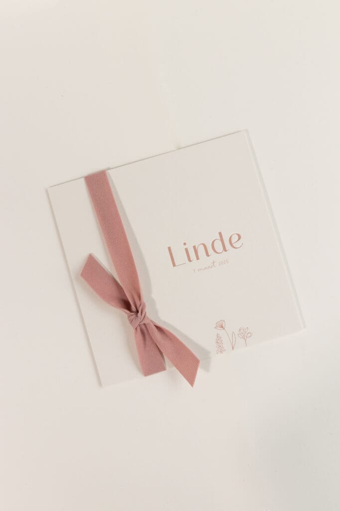 Vierkant luxe geboortekaartje met bloemetjes en velvet strik van Linde