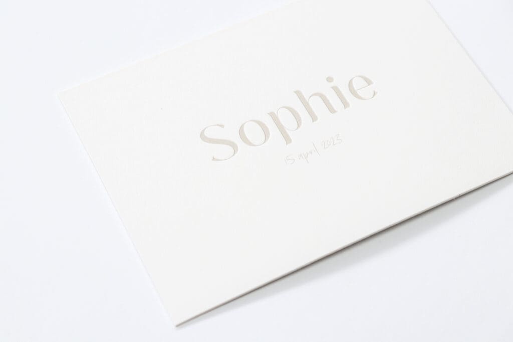 Minimalistische geboortekaart met letterpress Sophie